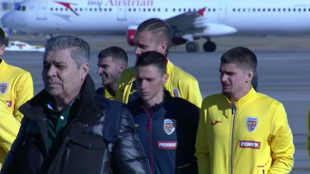 „Tricolorii” au ajuns în țară! Răzvan Burleanu, primul care a coborât din avion_17