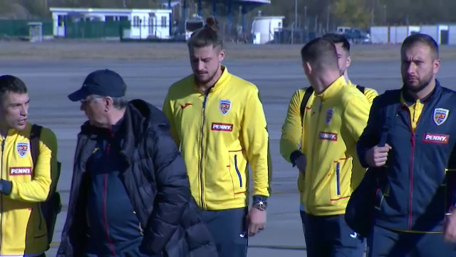 „Tricolorii” au ajuns în țară! Răzvan Burleanu, primul care a coborât din avion_9