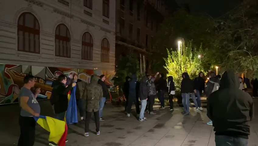 Românii au ieșit în stradă, la patru grade, să se bucure de calificarea naționalei_12