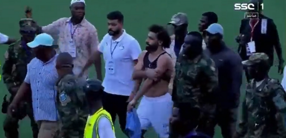 Imagini șocante! Suporterii din Sierra Leone au sărit pe teren să îl bată pe Mohamed Salah în timpul meciului _1