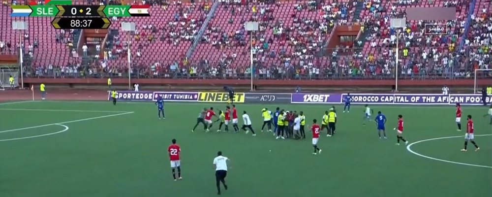 Imagini șocante! Suporterii din Sierra Leone au sărit pe teren să îl bată pe Mohamed Salah în timpul meciului _2