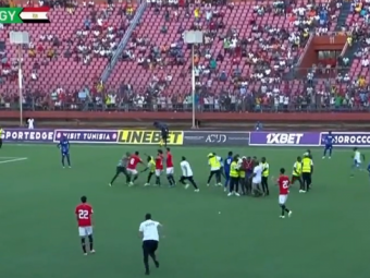 
	Imagini șocante! Suporterii din Sierra Leone au sărit pe teren să îl bată pe Mohamed Salah în timpul meciului&nbsp;
