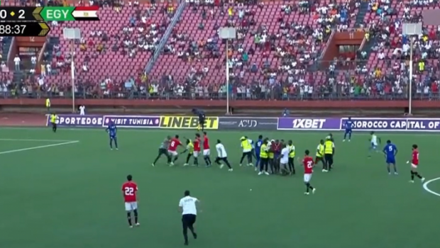 
	Imagini șocante! Suporterii din Sierra Leone au sărit pe teren să îl bată pe Mohamed Salah în timpul meciului&nbsp;
