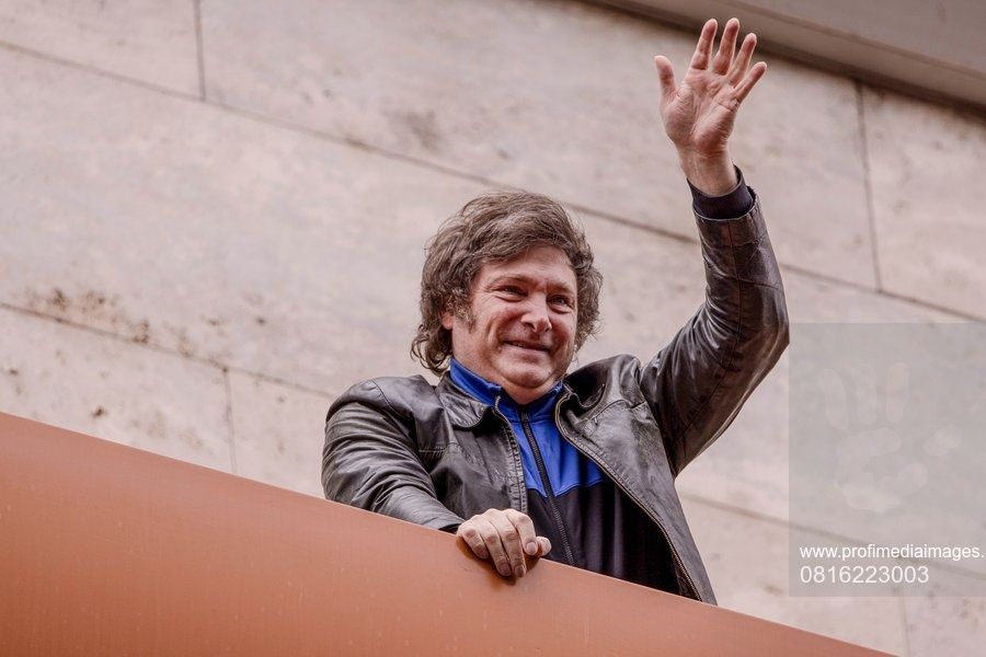Javier ”El Loco” Milei, fost fotbalist și cântăreț rock, este noul președinte al Argentinei!_10
