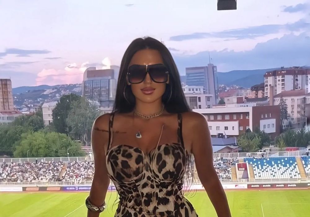„E mama fotbalului kosovar!” Prezentatoarea sexy lăudată de selecționerul lui Kosovo: „Ea a câștigat meciul ăsta!” _3