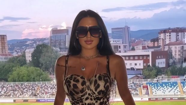 
	&bdquo;E mama fotbalului kosovar!&rdquo; Prezentatoarea sexy lăudată de selecționerul lui Kosovo: &bdquo;Ea a câștigat meciul ăsta!&rdquo;&nbsp;
