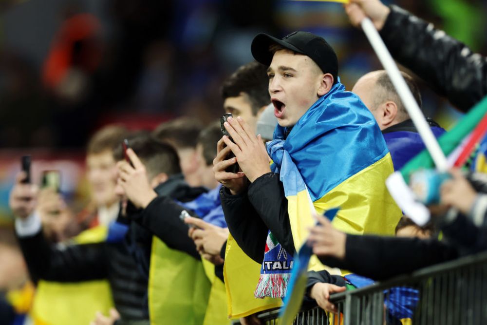 Atmosferă superbă la meciul decisiv! Fanii italieni au aplaudat în timpul intonării imnului Ucrainei: cum au apărut fotbaliștii_1