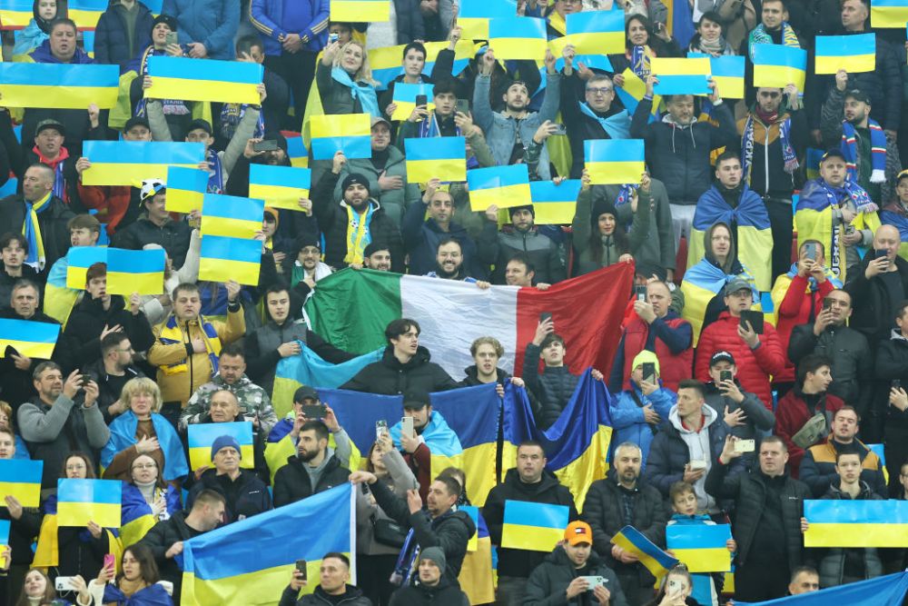 Atmosferă superbă la meciul decisiv! Fanii italieni au aplaudat în timpul intonării imnului Ucrainei: cum au apărut fotbaliștii_3
