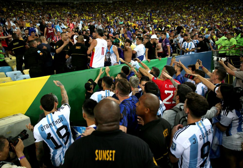 Brazilia - Argentina, oprit aproape jumătate de oră din cauza incidentelor violente. Lionel Messi a vrut să scoată echipa de pe teren_1