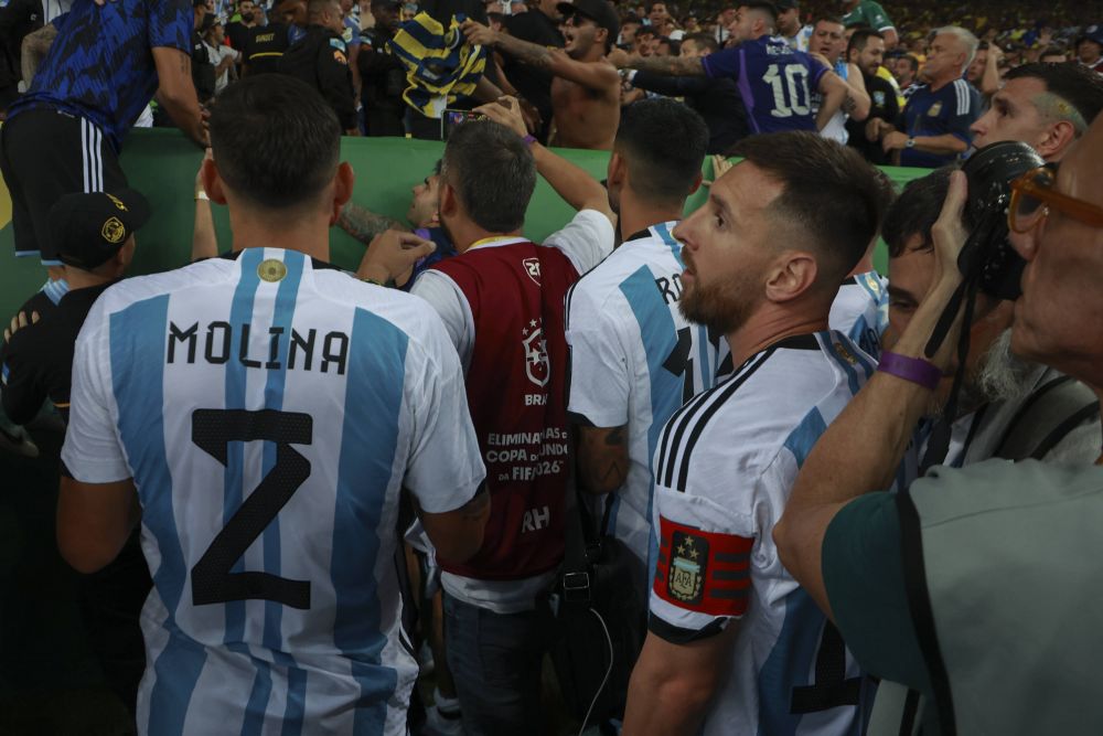 Brazilia - Argentina, oprit aproape jumătate de oră din cauza incidentelor violente. Lionel Messi a vrut să scoată echipa de pe teren_12