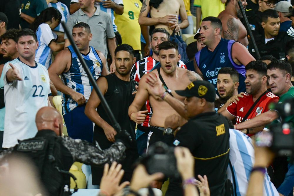 Brazilia - Argentina, oprit aproape jumătate de oră din cauza incidentelor violente. Lionel Messi a vrut să scoată echipa de pe teren_17