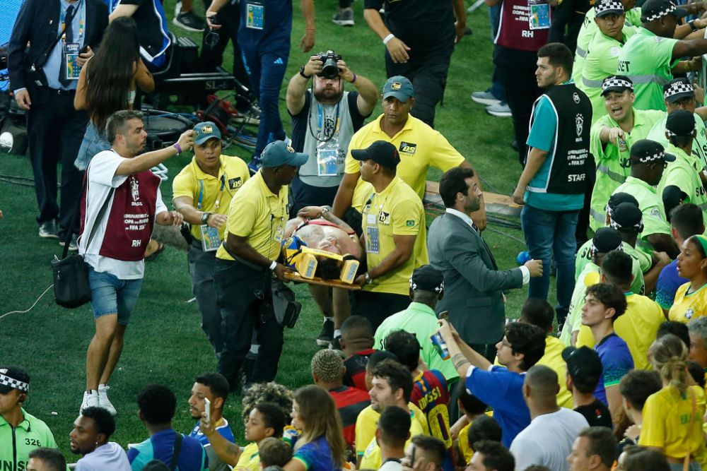 Brazilia - Argentina, oprit aproape jumătate de oră din cauza incidentelor violente. Lionel Messi a vrut să scoată echipa de pe teren_3