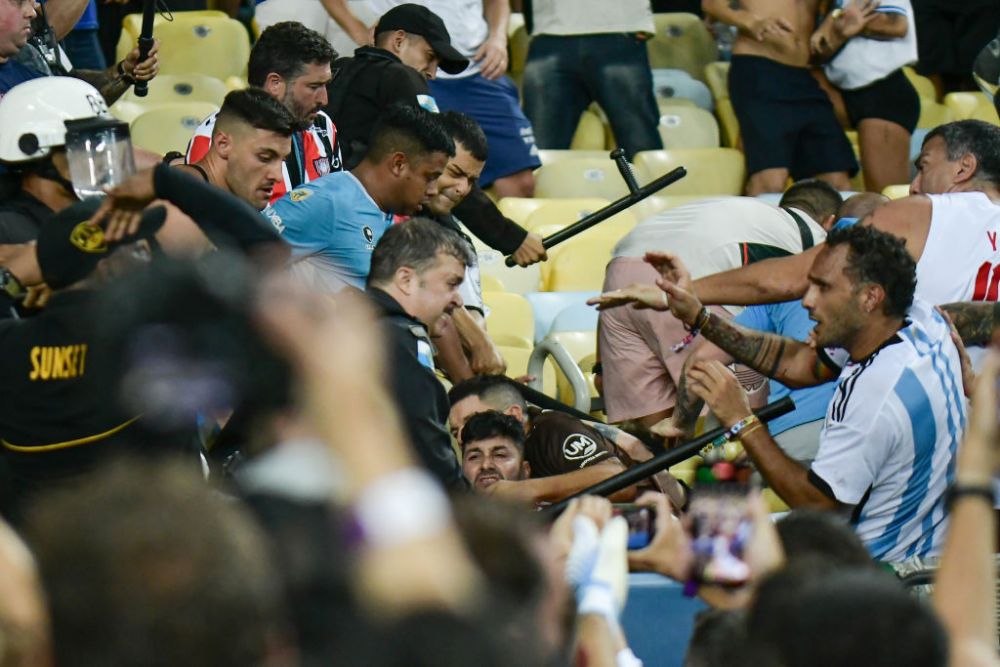 Brazilia - Argentina, oprit aproape jumătate de oră din cauza incidentelor violente. Lionel Messi a vrut să scoată echipa de pe teren_7