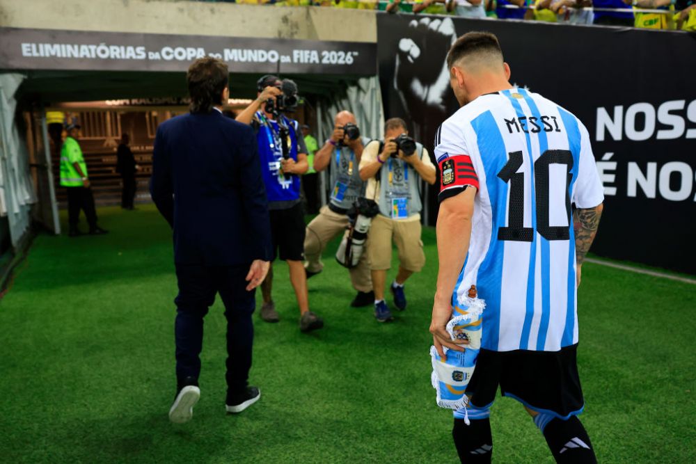 Brazilia - Argentina, oprit aproape jumătate de oră din cauza incidentelor violente. Lionel Messi a vrut să scoată echipa de pe teren_10