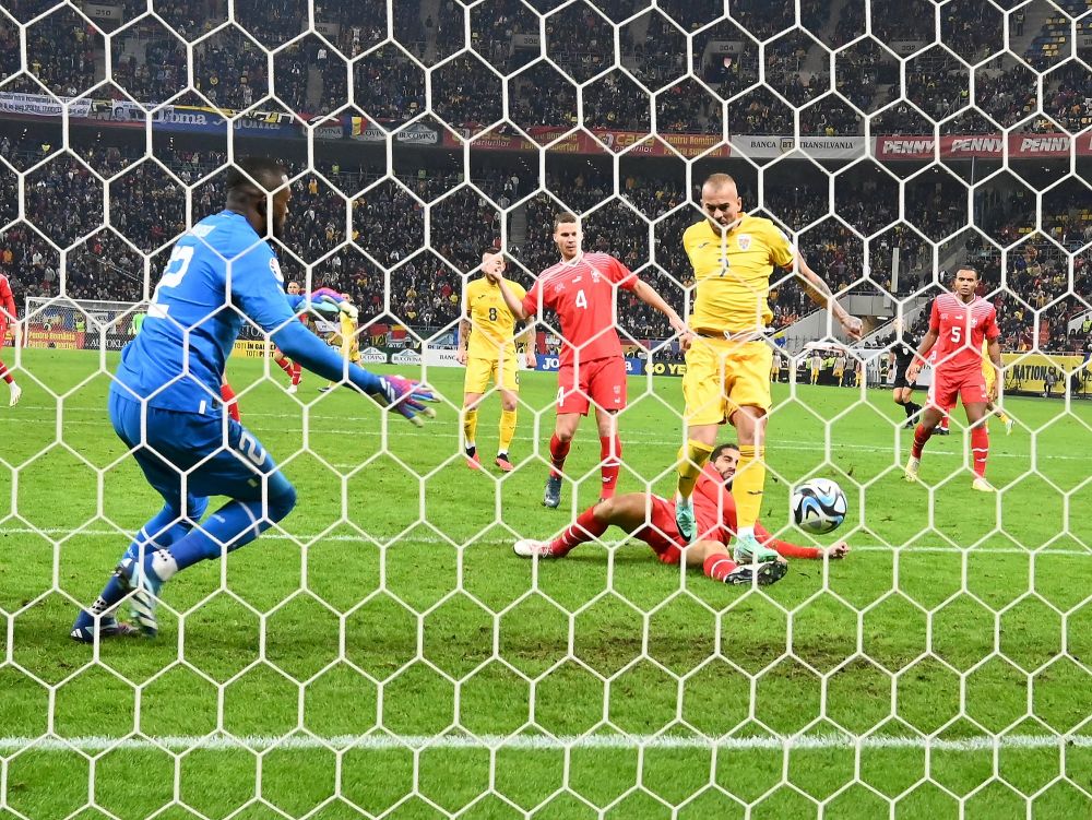 Cele mai tari poze cu Denis Alibec pe Arena Națională! „Muntele” din atacul României și-a călcat rivalii în picioare la propriu_16