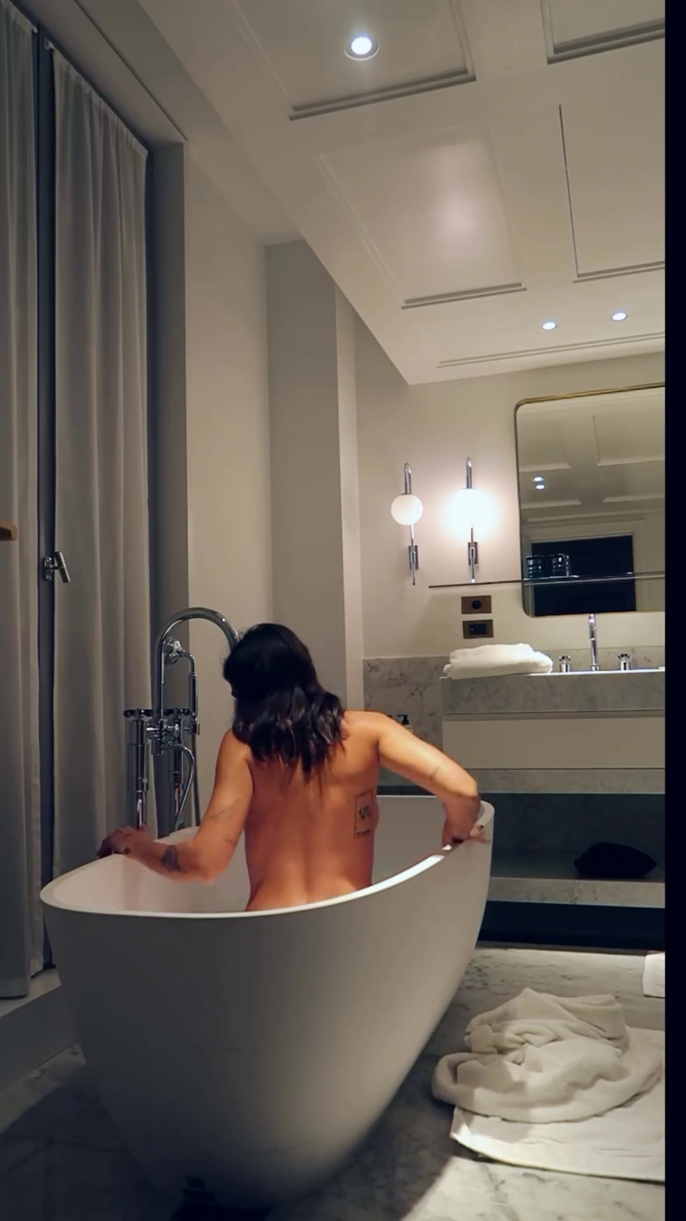 “Ce baie superbă!” Fata legendei lui Chelsea s-a filmat complet goală în cadă și fanii au înnebunit _1