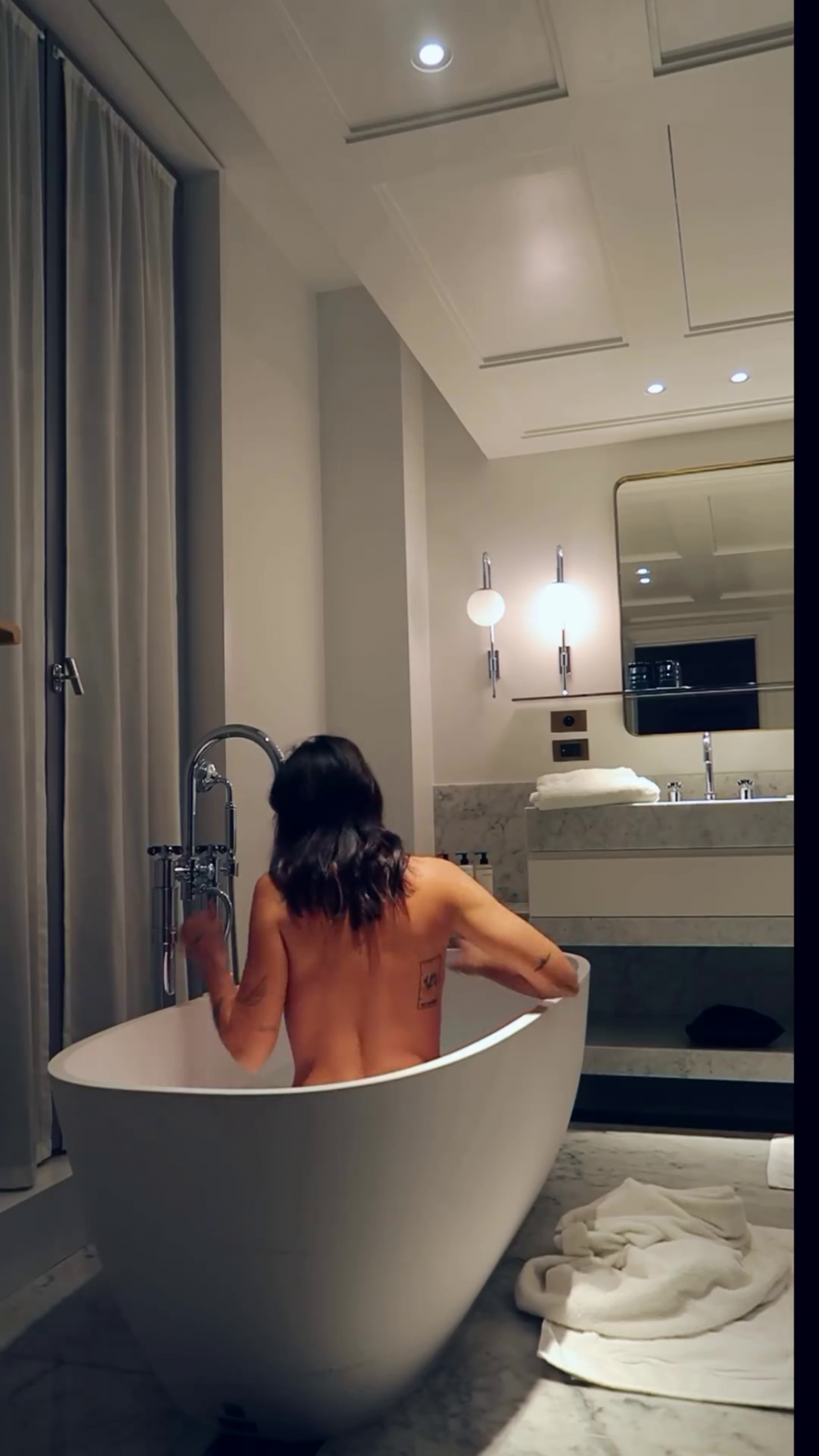 “Ce baie superbă!” Fata legendei lui Chelsea s-a filmat complet goală în cadă și fanii au înnebunit _2