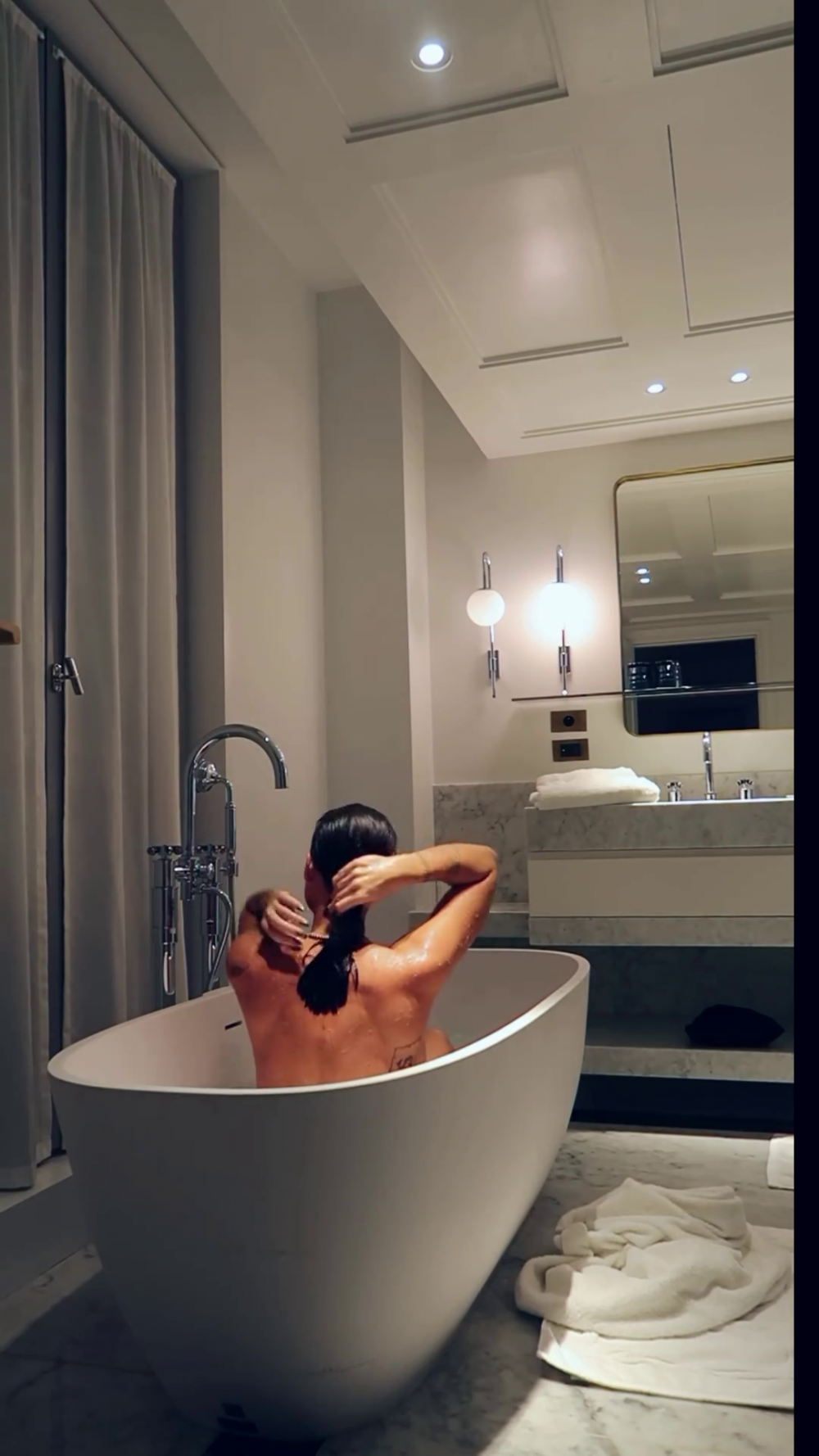 “Ce baie superbă!” Fata legendei lui Chelsea s-a filmat complet goală în cadă și fanii au înnebunit _5
