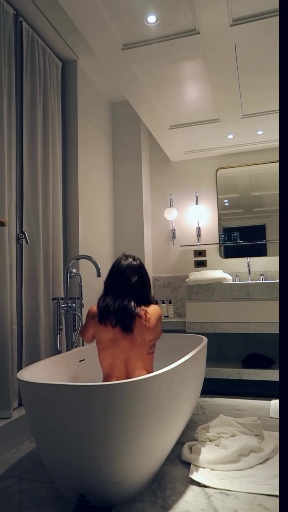 “Ce baie superbă!” Fata legendei lui Chelsea s-a filmat complet goală în cadă și fanii au înnebunit _8