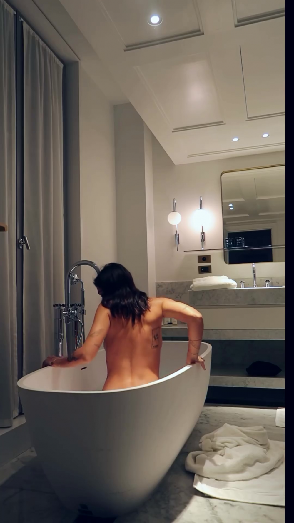 “Ce baie superbă!” Fata legendei lui Chelsea s-a filmat complet goală în cadă și fanii au înnebunit _10