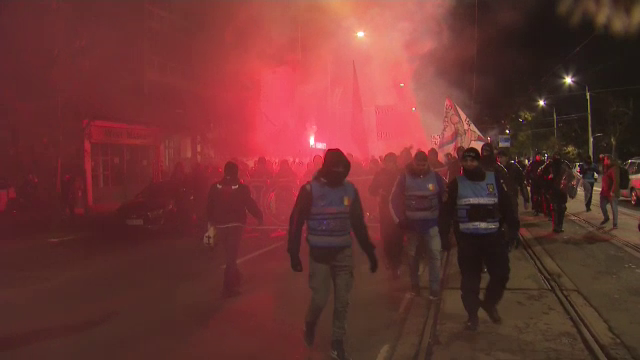 Suporterii FCSB s-au întâlnit la 3 grade Celsius și au defilat spre Arena Națională! Atmosferă incendiară pe străzile din București_22