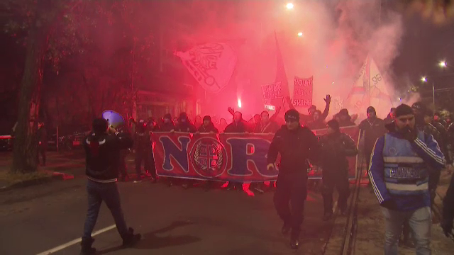 Suporterii FCSB s-au întâlnit la 3 grade Celsius și au defilat spre Arena Națională! Atmosferă incendiară pe străzile din București_27