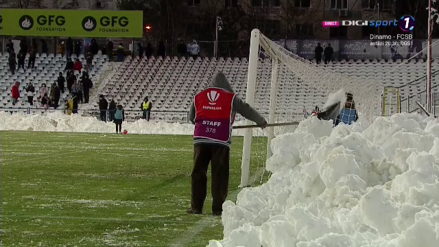 Iarna pe uliță, la Galați! Cum a arătat gazonul pe stadionul "Oțelul" la meciul cu Univ. Craiova_2