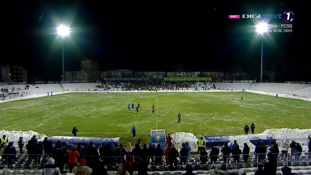 Iarna pe uliță, la Galați! Cum a arătat gazonul pe stadionul "Oțelul" la meciul cu Univ. Craiova_4