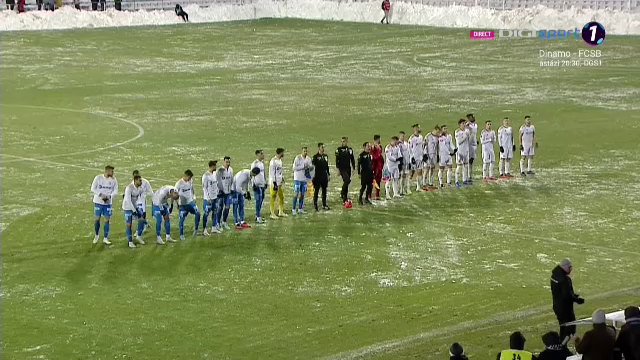 Iarna pe uliță, la Galați! Cum a arătat gazonul pe stadionul "Oțelul" la meciul cu Univ. Craiova_9
