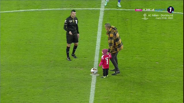 Moment emoționant la Dinamo - FCSB! Un copil a dat lovitura de start, iar Ștefan Târnovanu l-a mângâiat pe creștet după ce a primit gol_1