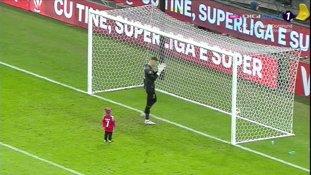 Moment emoționant la Dinamo - FCSB! Un copil a dat lovitura de start, iar Ștefan Târnovanu l-a mângâiat pe creștet după ce a primit gol_11
