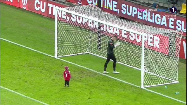 Moment emoționant la Dinamo - FCSB! Un copil a dat lovitura de start, iar Ștefan Târnovanu l-a mângâiat pe creștet după ce a primit gol_12