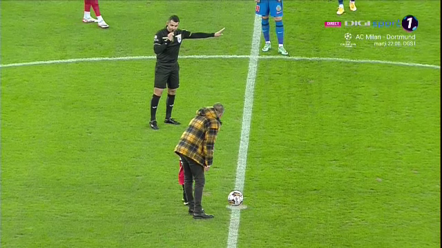 Moment emoționant la Dinamo - FCSB! Un copil a dat lovitura de start, iar Ștefan Târnovanu l-a mângâiat pe creștet după ce a primit gol_3
