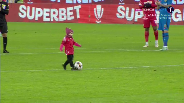 Moment emoționant la Dinamo - FCSB! Un copil a dat lovitura de start, iar Ștefan Târnovanu l-a mângâiat pe creștet după ce a primit gol_4