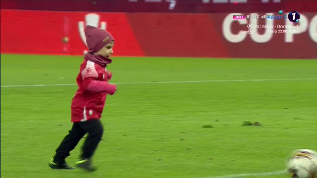 Moment emoționant la Dinamo - FCSB! Un copil a dat lovitura de start, iar Ștefan Târnovanu l-a mângâiat pe creștet după ce a primit gol_8
