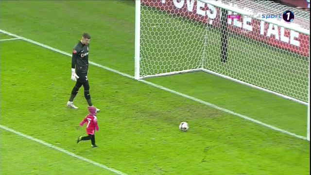 Moment emoționant la Dinamo - FCSB! Un copil a dat lovitura de start, iar Ștefan Târnovanu l-a mângâiat pe creștet după ce a primit gol_9