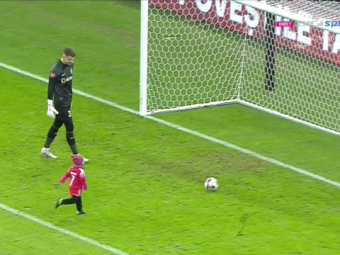 
	Moment emoționant la Dinamo - FCSB! Un copil a dat lovitura de start, iar Ștefan Târnovanu l-a mângâiat pe creștet după ce a primit gol
