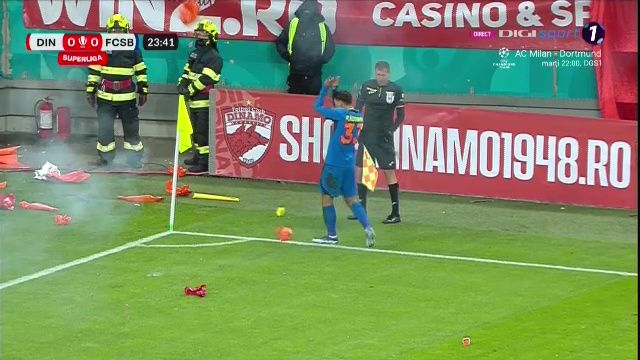 Risto Radunovic, atacat cu petarde și hârtii la Dinamo - FCSB! Arbitrul asistent a tras și el o sperietură_19
