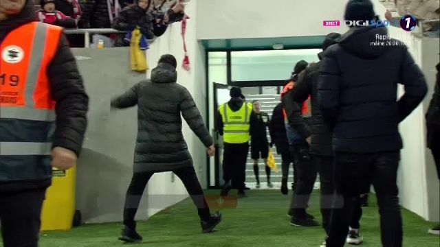 Elias Charalambous, gest obscen în fața fanilor lui Dinamo. Cipriotul a cedat imediat după derby_18