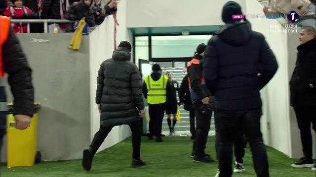 Elias Charalambous, gest obscen în fața fanilor lui Dinamo. Cipriotul a cedat imediat după derby_8