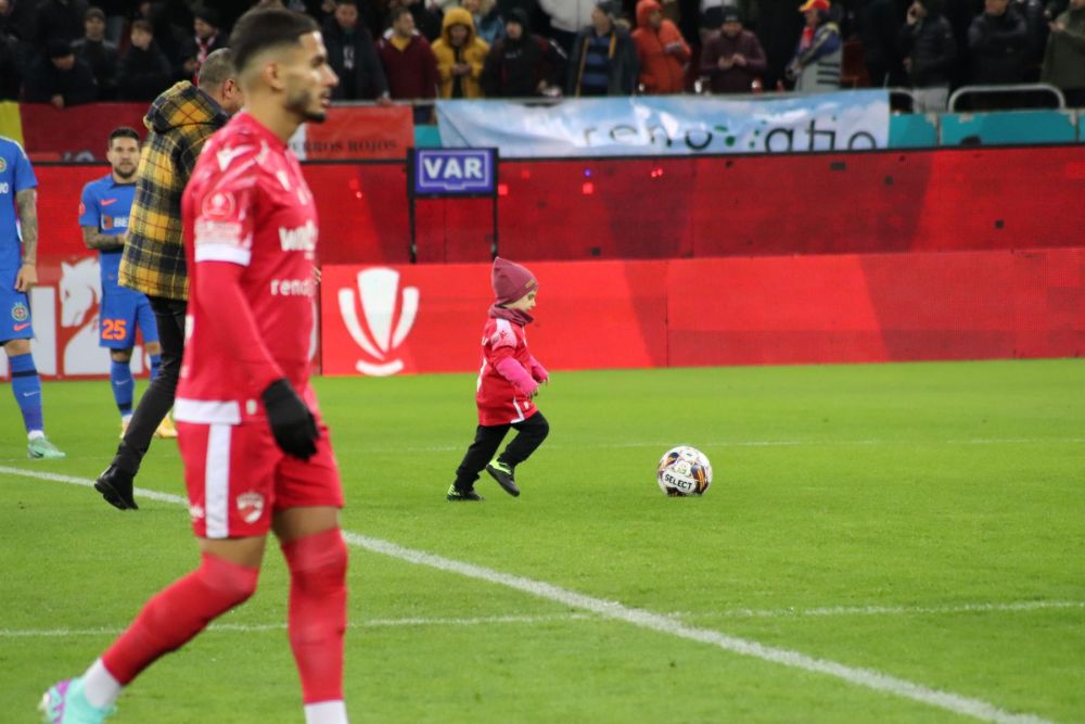 Cine e copilul de doi ani care a înscris în poarta lui Târnovanu, la meciul cu Dinamo_13