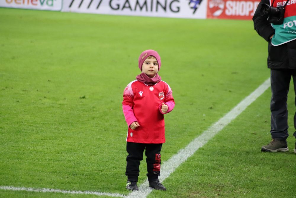Cine e copilul de doi ani care a înscris în poarta lui Târnovanu, la meciul cu Dinamo_7