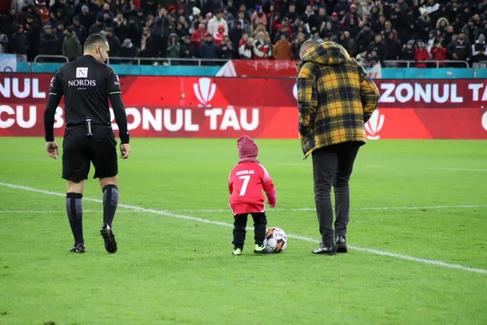 Cine e copilul de doi ani care a înscris în poarta lui Târnovanu, la meciul cu Dinamo_8