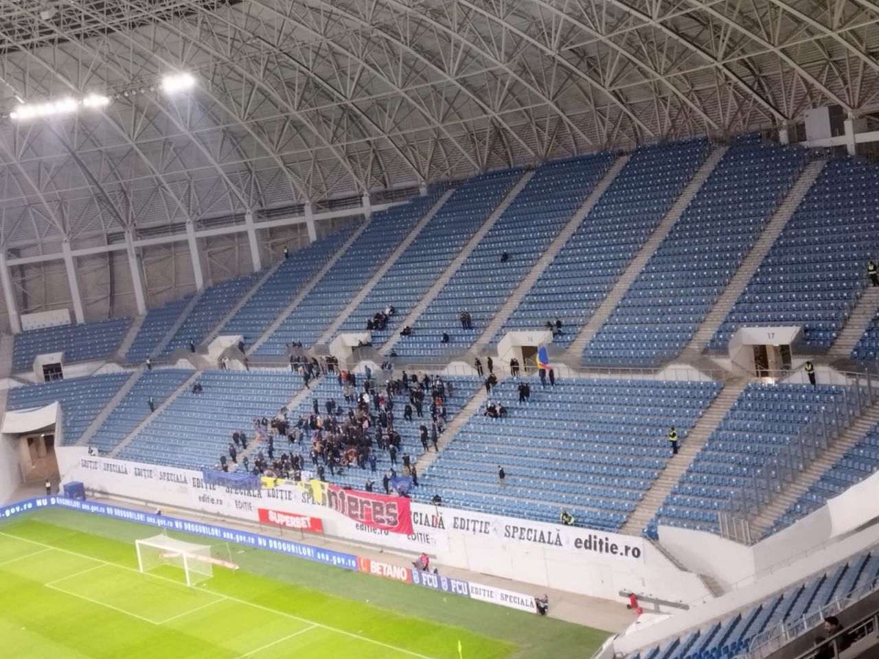 Bate vântul în tribune la FCU Craiova - Sepsi! Câți fani sunt prezenți la meci_1