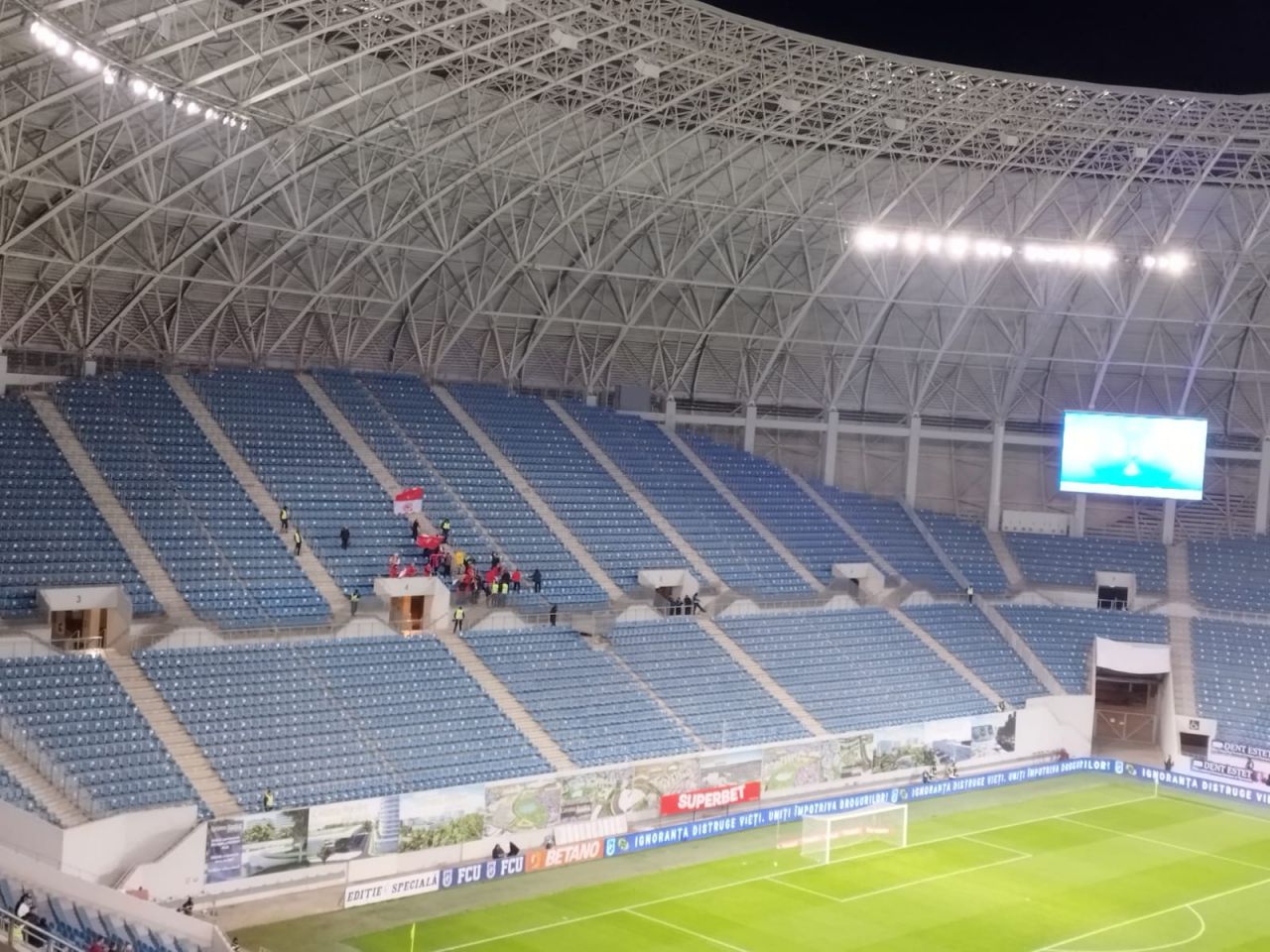 Bate vântul în tribune la FCU Craiova - Sepsi! Câți fani sunt prezenți la meci_2