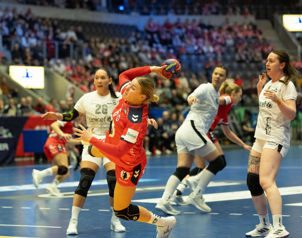 Norvegia a făcut instrucție cu Groenlanda la Campionatul Mondial de Handbal Feminin. Cu ce scor s-a terminat meciul _1