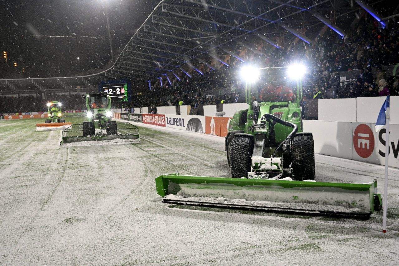 Scene incredibile în Finlanda! Arbitrul a oprit partida pentru a permite utilajelor să dea zăpada de pe teren_1