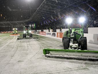 
	Scene incredibile în Finlanda! Arbitrul a oprit partida pentru a permite utilajelor să dea zăpada de pe teren
