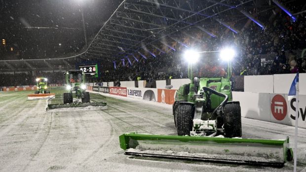 
	Scene incredibile în Finlanda! Arbitrul a oprit partida pentru a permite utilajelor să dea zăpada de pe teren
