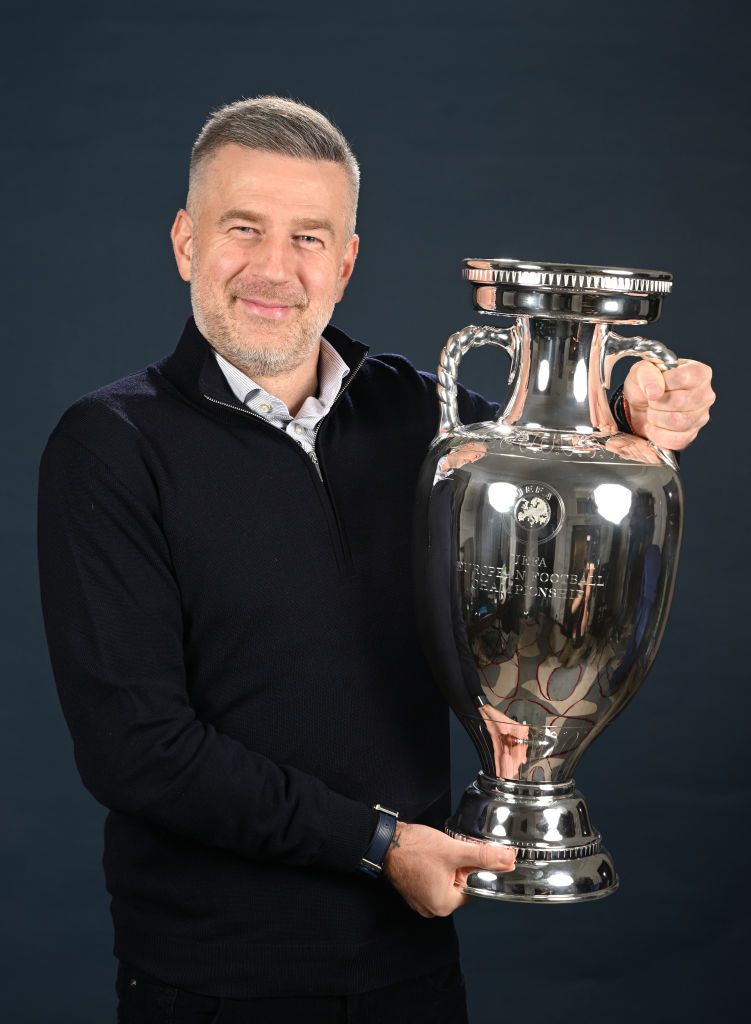 Edward Lordănescu! :) Selecționerul României, ședință foto spectaculoasă cu trofeul EURO 2024 _11